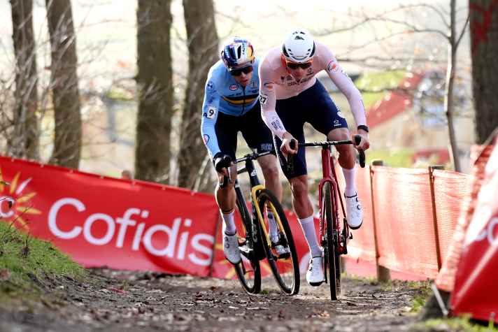 Die Dauerrivalen Mathieu van der Poel (vorne) und Wout van Aert bei der Cyclocross-WM in Hoogerheide