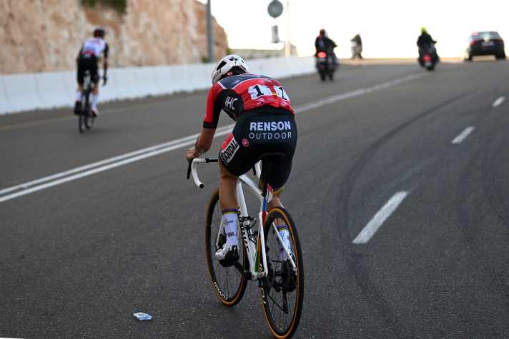 Adam Yates hängte Remco Evenepoel bei der Bergankunft am Jebel Hafeet ab. Der Straßenweltmeister siegte aber in der Gesamtwertung der UAE Tour