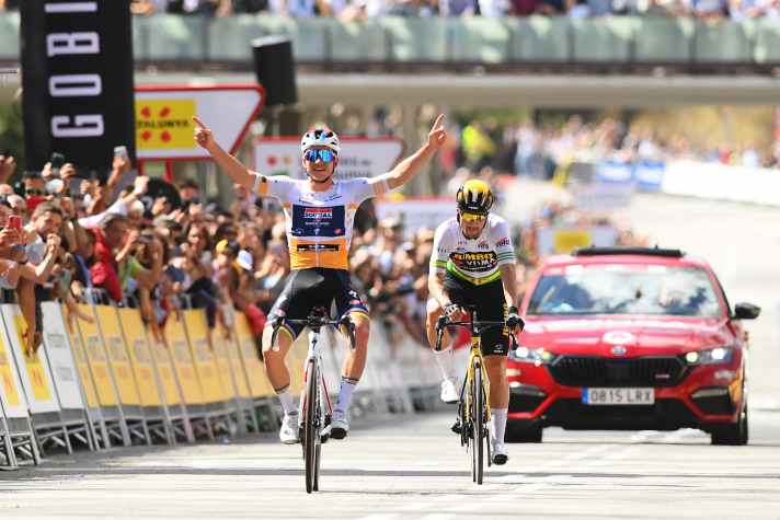 Sinnbildlich: Hat Remco Evenepoel seinen Konkurrenten Primoz Roglic, möglicherweise um einen Platz im neuen ‘Super-Team’, hinter sich gelassen?