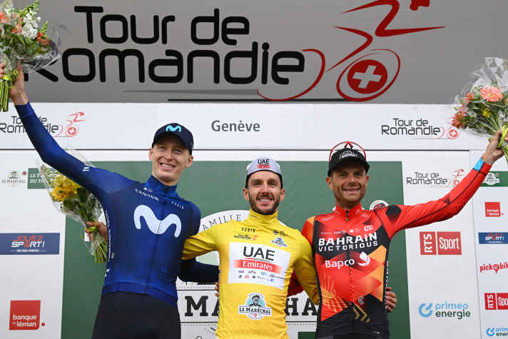 Adam Yates (Mitte) hat die Tour de Romandie 2023 vor Matteo Jorgenson (links) und Damiano Caruso gewonnen.