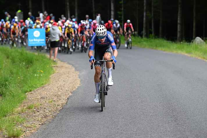 Tobias Bayer versucht sich im Finale der 2. Etappe des Criterium du Dauphine 2023 abzusetzen