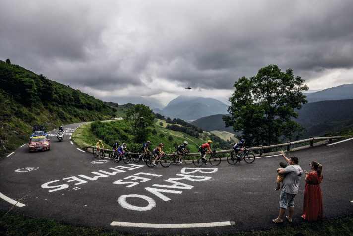 Tour de France Femmes: Die Spitzengruppe auf dem Weg zum Tourmalet und hinein ins schlechte Wetter