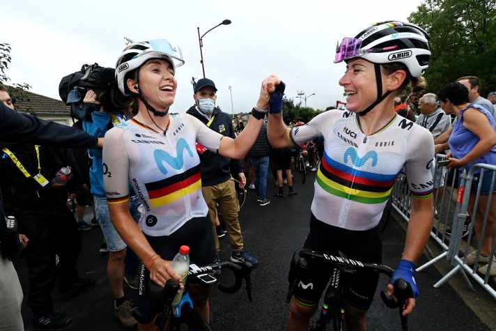 Annemiek Van Vleuten (rechts) freut sich über den Etappensieg von Liane Lippert.