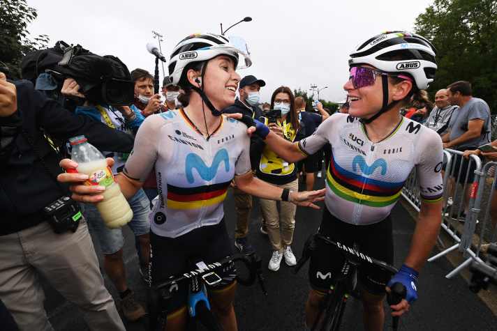 Liane Lippert feiert ihren Sieg mit Teamkollegin und Weltmeisterin Annemiek van Vleuten