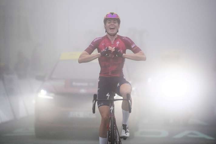 Mit Herz: Mit einer präzise und ­unwiderstehlich vor­getragenen Attacke siegt Demi Vollering im Nebel am Tourmalet