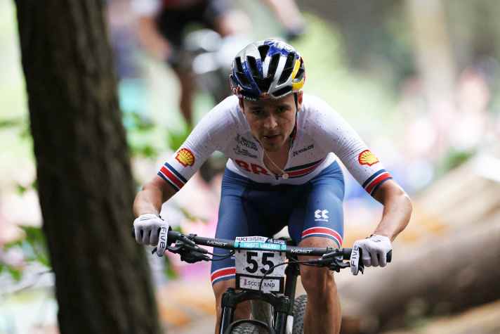 Neben dem Straßensport ist Thomas Pidcock weiterhin im Gelände aktiv. 2021 wurde er Olympiasieger, 2023 Weltmeister im Cross Country.