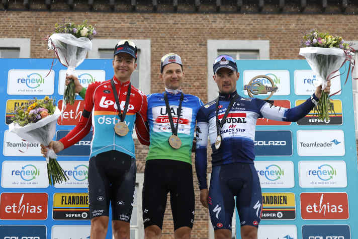 Das Podium der Renewi Tour 2023 (von links nach rechts): Florian Vermeersch (Rang zwei), Tim Wellens (Sieger) und Yves Lampaert (Rang drei)