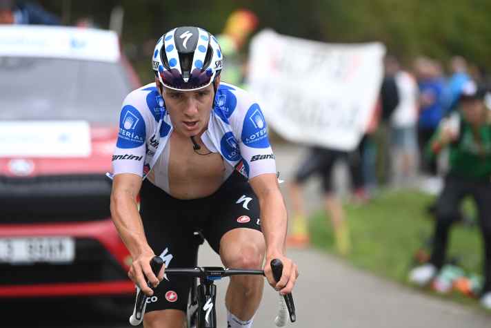 Remco Evenepoel schafft es mit seiner Flucht bis in den Schlussanstieg. Doch im steilen Abschnitt des Altu de l’Angliru gehen im die Kräfte aus.