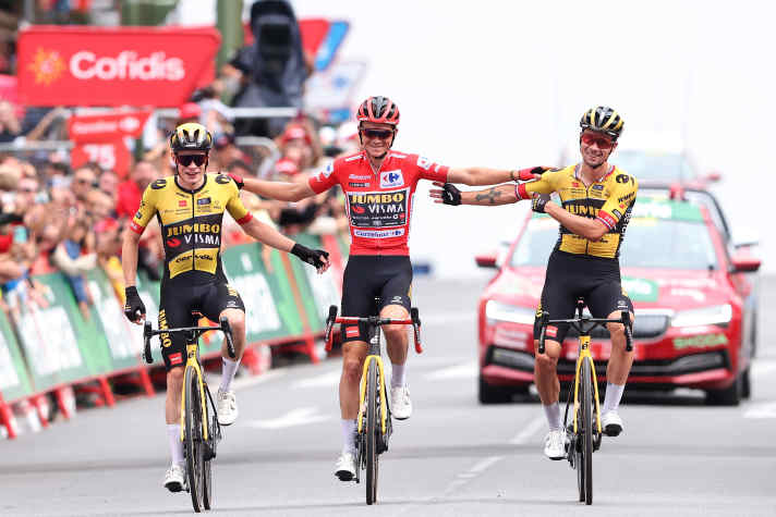 Das Bild des Tages: Tour-de-France-Sieger Jonas Vingegaard (l.) und Giro-Gewinner Primoz Roglic (r.) nahmen den designierten Vuelta-Sieger Sepp Kuss in die Mitte und fuhren gemeinsam über den Zielstrich.