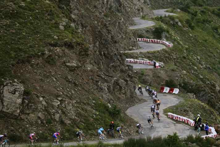 Die Radprofis am Col de Sarenne bei der Tour de France 2013, als der Pass in entgegengesetzter Fahrtrichtung Teil des Parcours’ war