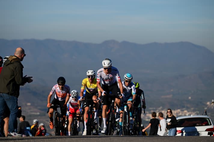 Den Leader beschützen: Felix Großschartner spannt sich auf der 5. Etappe der Valencia-Rundfahrt für den späteren Gesamtsieger Brandon McNulty ein, 4. Februar 2024