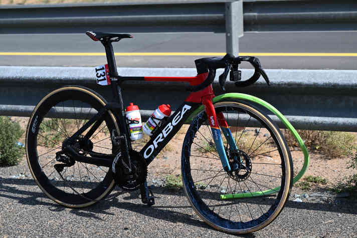 Bild des Schreckens: Der abgesprungene ­Reifen an Thomas De Gendts Rad bei der ­UAE-Tour rüttelte die ­Szene auf.