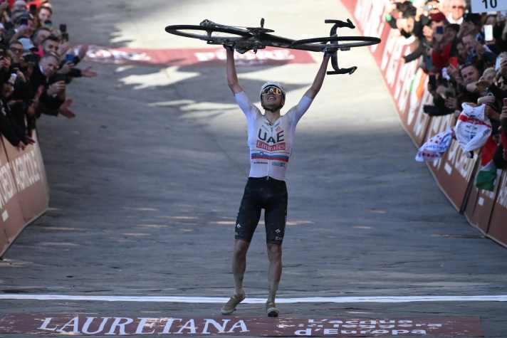 Tadej Pogacar lässt sich nach einer Fabelvorstellung bei den Strade Bianche im Ziel von den Fans bejubeln
