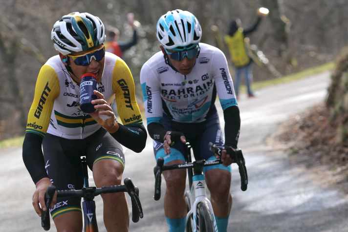 Santiago Buitrago (Bahrain-Victorious) schließt in der vorletzten Steigung zu Luke Plapp auf. Der Australier und der Kolumbianer machen gemeinsame Sache