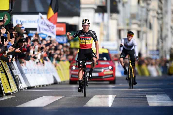 Zwei Sieger in einem Bild: Während Remco Evenepoel die 8. und letzte Etappe von Paris-Nizza 2024 gewinnt, jubelt Matteo Jorgenson wenige Meter dahinter über den Gesamtsieg.