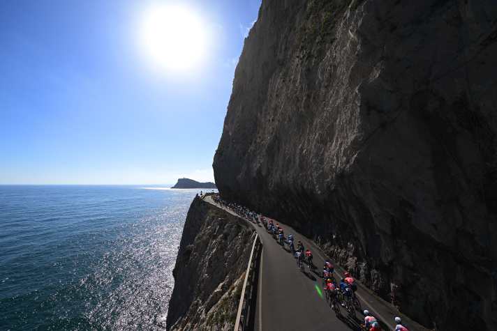 Panorama: Das Peloton an der ligurischen Küste