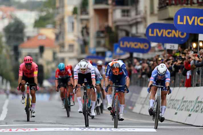 Den Schlusssprint am Ende gewann Philipsen (links) knapp vor Matthews (Mitte)