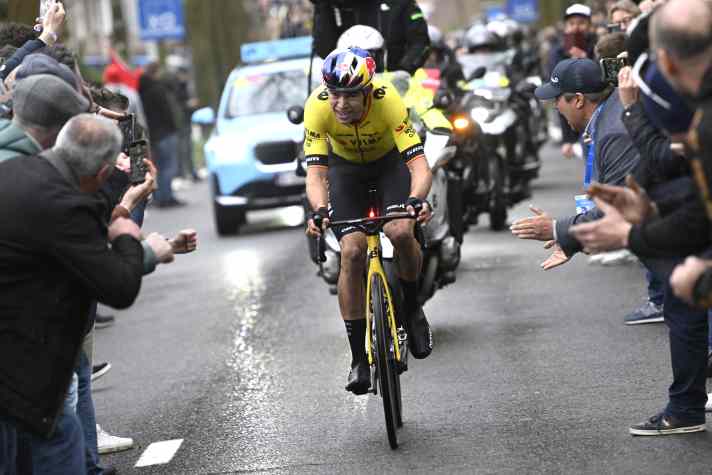 Wout van Aert begibt sich alleine auf die Verfolgung von van der Poel, kann den Niederländer aber nicht mehr einholen