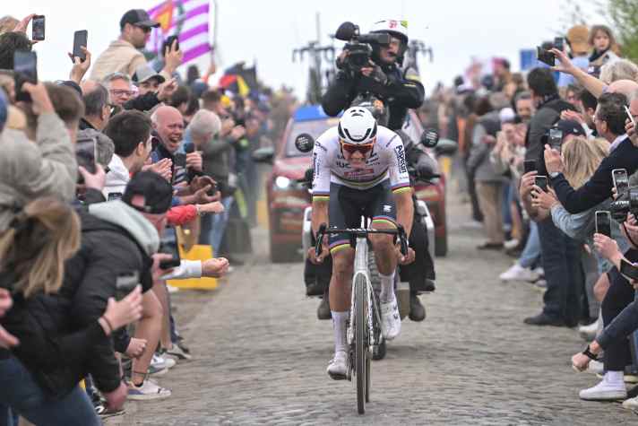 Solofahrt: Mathieu van der Poel fährt der Konkurrenz davon