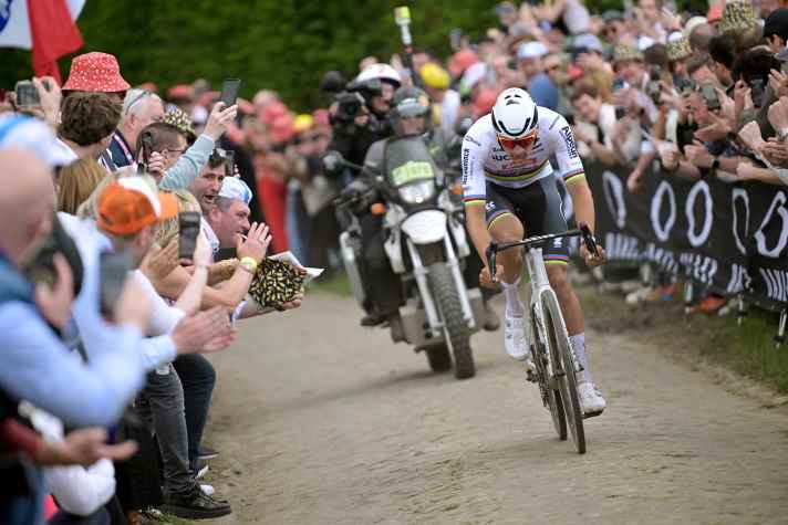Auf Mathieu van der Poels Antritt 60 Kilometer vor dem Ziel konnte kein Fahrer antworten
