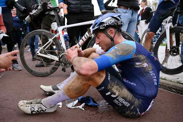 Paris-Roubaix ist eines der anspruchsvollsten Radrennen. Nadav Raisberg (Israel-Premier Tech) sind die Strapazen im Ziel anzusehen
