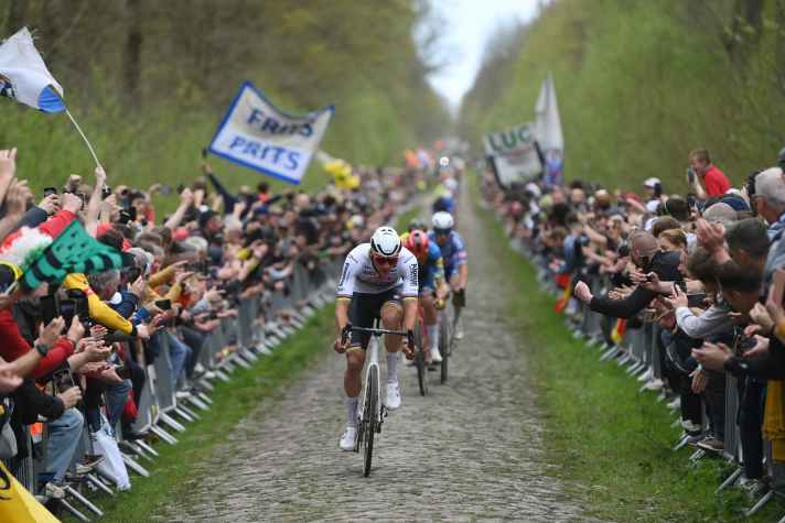 Mathieu van der Poel (Alpecin - Deceuninck) auf dem Kopfsteinpflaster des Arenbergs