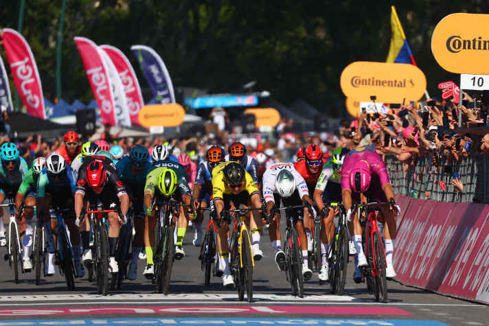 Welcher Sprinter schiebt sein Vorderrad als Erster über die Ziellinie der 12. Etappe des Giro d’Italia 2025?