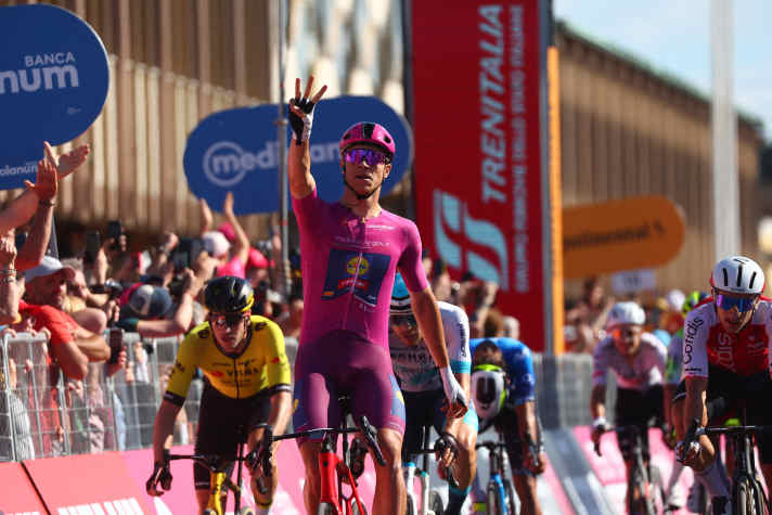 Am Ende gewinnt Jonathan Milan die 13. Etappe im Massensprint vor Stanislaw Aniolkowski und Phil Bauhaus