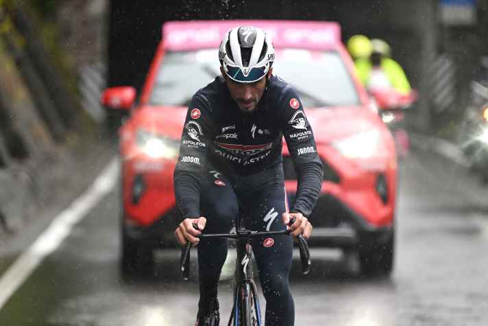 Julian Alaphilippe hängt seine Begleiter im ersten Anstieg des Tages ab