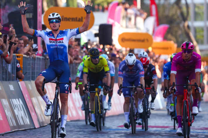 Tim Merlier gewinnt die 21. Etappe des Giro d’Italia 2024  vor Jonathan Milan