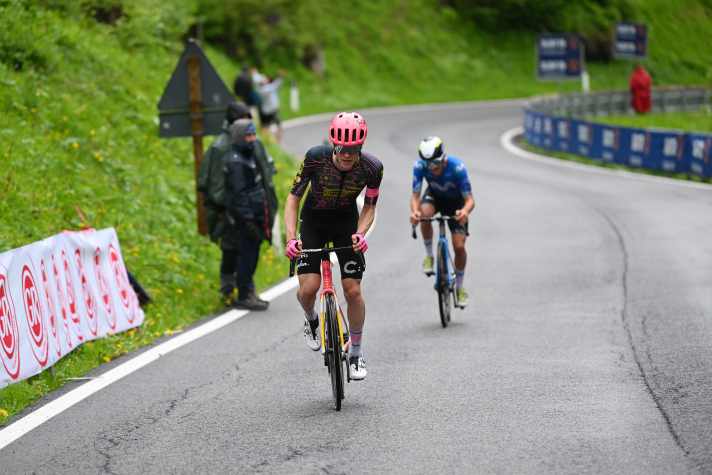 Die Fahrer bewegen sich in einer ähnlichen Höhe wie auf der 19. Etappe des Giro d’Italia 2024, müssen auf der 16. Etappe der diesjährigen Rundfahrt aber ganze 4900 Höhenmeter bewältigen