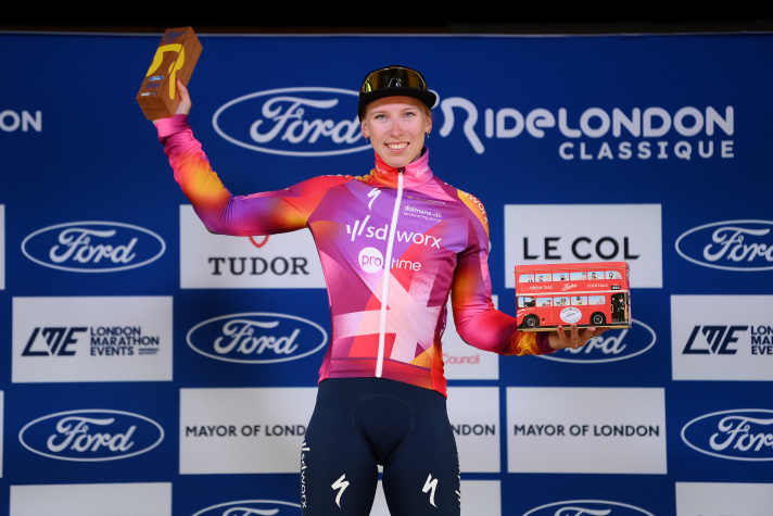 Die überlegene Gesamtsiegerin des RideLondon Classique 2024: Lorena Wiebes