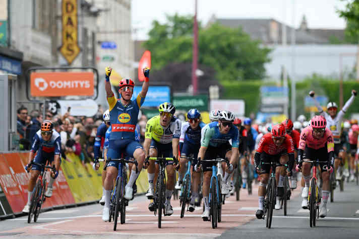 Mads Pedersen feierte am Ende einen überzeugenden Sprintsieg.