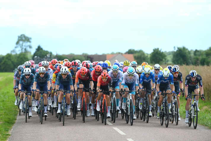 Trotz Seitenwind gab es keine Ausreißversuche von Fahrern, die Klassementteams kontrollierten das Tempo im Peloton