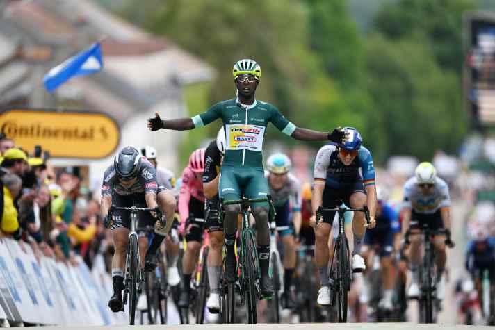 Der Bergaufsprint ist Biniam Girmays Spezialgebiet, wie hier bei der Tour de France 2024 auf der 8. Etappe