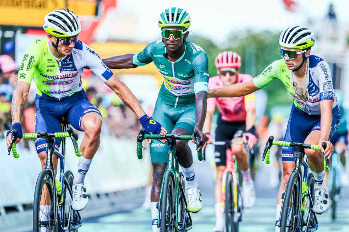 Aufgrund eines Sturzes 1,5 Kilometer vor dem Ziel konnte Biniam Girmay nicht in die Entscheidung auf der 16. Etappe der Tour de France 2024 eingreifen