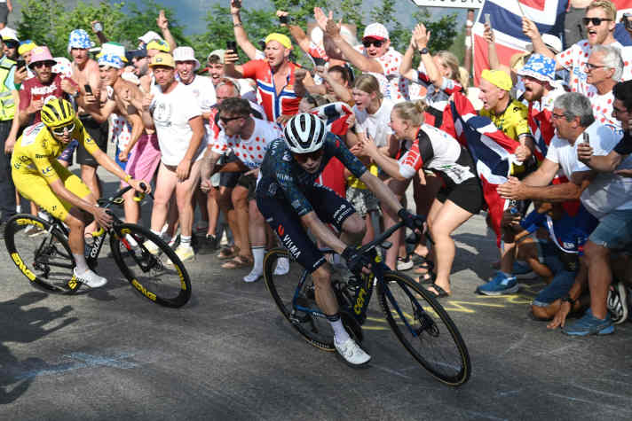 Tadej Pogacar (hinten) nutzt im Finale der 20. Etappe den Windschatten von Jonas Vingegaard (vorne)