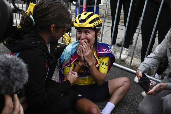 Kasia Niewiadoma rettet einen Vorsprung von vier Sekunden in Alpe d'Huez und kann es selbst kaum fassen