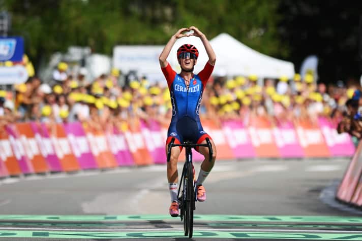 Cédrine Kerbaol siegte im Trikot des Rennstalls auf der 6. Etappe der Tour de France 2024