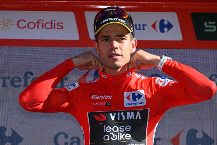 Wout Van Aert ist der neue Träger des Roten Trikots.