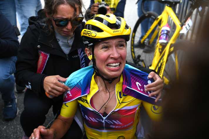Katarzyna Niewiadoma (Canyon//SRAM Racing) kämpft um jede Sekunde - und gewinnt die Tour de France Femmes 2024 mit nur vier Sekunden Vorsprung