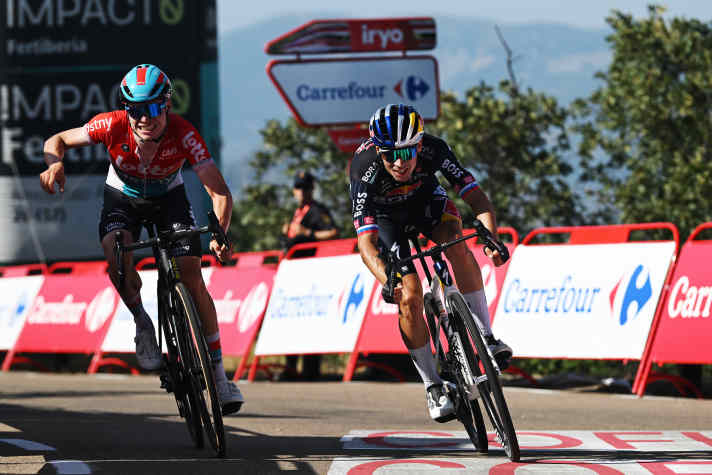 Zu früh gefreut: Lennert van Eetvelt (links) jubelt bereits, doch Primoz Roglic (rechts) schiebt sein Vorderrad noch vorbei und gewinnt die 4. Etappe