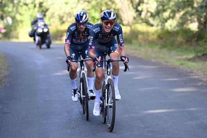 Aleksandr Vlasov eskortiert Primoz Roglic als letzter Helfer bis fünf Kilometer vor dem Ziel