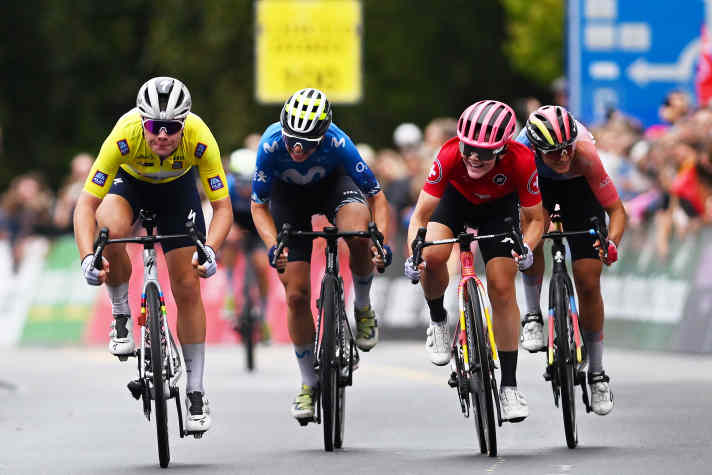 Lotte Kopecky (links) verteidigt am Ende das Gelbe Trikot bei der Tour de Romandie Feminin mit Platz drei, Liane Lippert (rechts daneben) wird Sechste auf der 3. Etappe