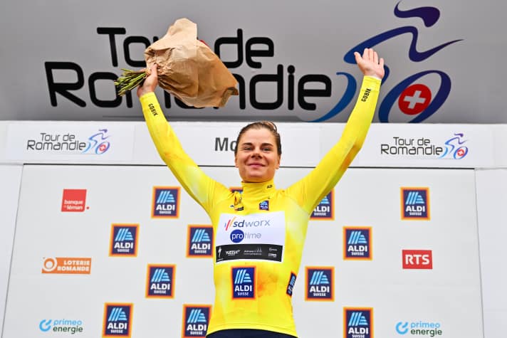 Die strahlende Gesamtsiegerin der Tour de Romandie Feminin 2024: Lotte Kopecky