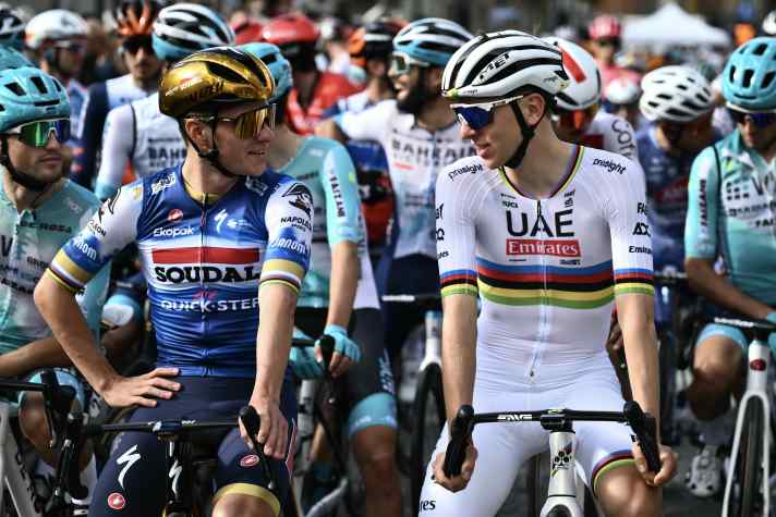Freundlicher Austausch: Remco Evenepoel (links) und Tadej Pogačar vor dem Start der Lombardei-Rundfahrt 2024