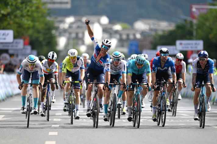 Warre Vangheluwe reißt den Arm hoch und feiert auf der 2. Etappe der Tour of Guangxi seinen zweiten Sieg als Profi.