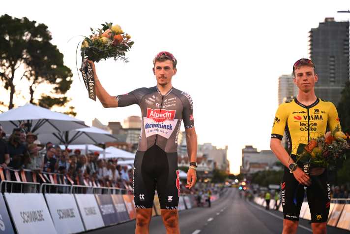 Henri Uhlig mit dem neuen Trikot von Alpecin-Deceuninck