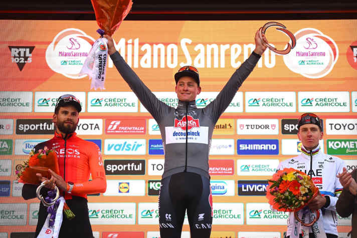 Mathieu van der Poel (Mitte) siegt bei Mailand-San Remo 2025 vor Filippo Ganna (links) und Tadej Pogačar  (rechts)