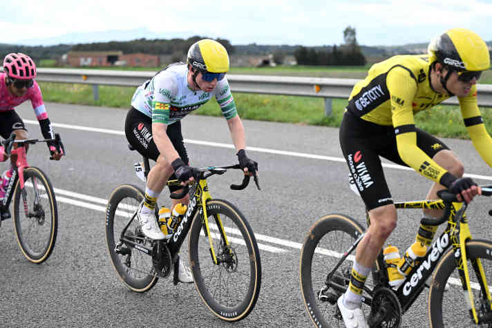 Matthew Brennan (Visma | Lease a Bike) war nach dem Etappensieg auf der 1. Etappe im Führungstrikot unterwegs.